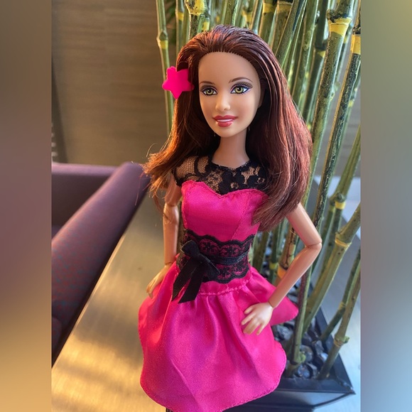 New Barbie Teresa Articulated Doll - Picture 9 of 14